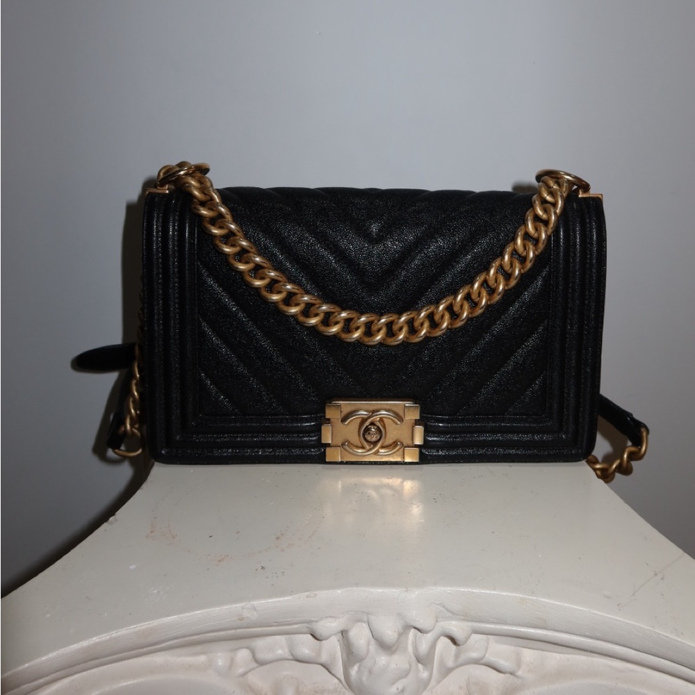 MEDIUM CHANEL BOY BAG